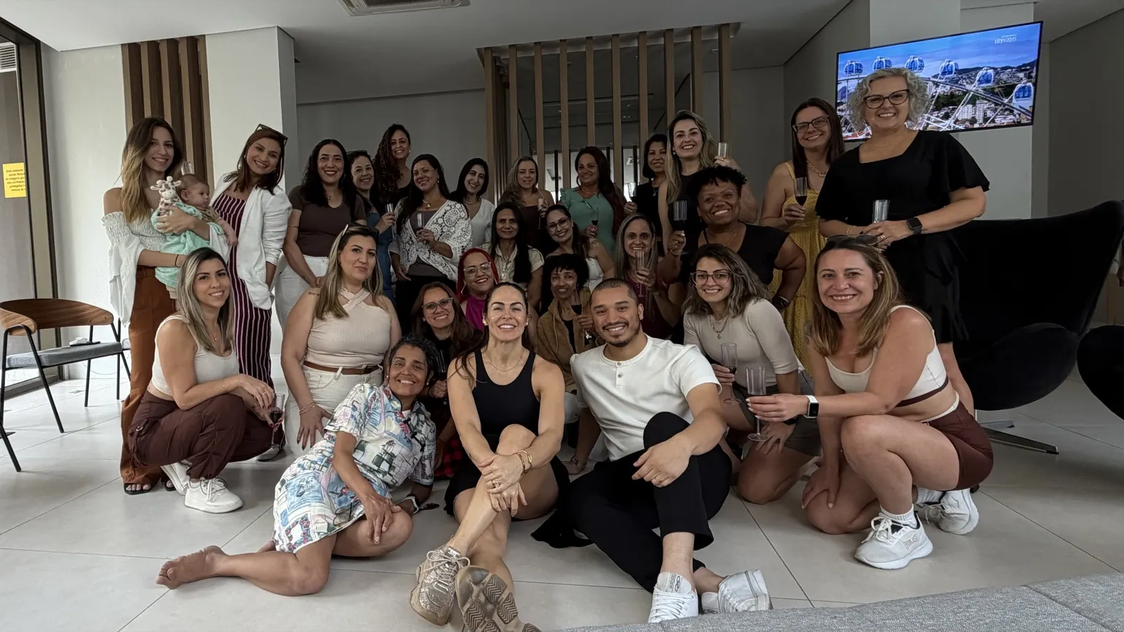 A turma do Método TTS reunida no encontro presencial, sorrindo e brindando junta